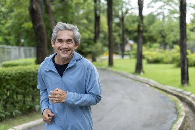 portre aktif Asyalı kıdemli adam parkta çalışıyor, yaşlılar için yaşam tarzı, aktivite, egzersiz