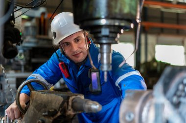 Metal makinesiyle çalışan teknisyen, kontrol, bakım ve onarım, inşaat işçileri konsepti, kaynak robotu makinesi, iş, endüstri