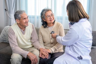 Olumlu duygular, yanında destek veren yaşlı bir kadın, evde genç bir kadın doktordan fiziksel muayene, yaşlanma konsepti, evde bakım, sosyal yardım hizmetleri, evde sağlık hizmetleri...