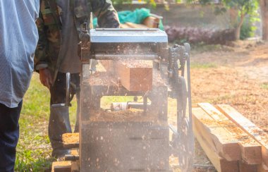 Bir ev inşa etmek için kereste döşeyen işçiler, marangoz, makine, planlama, marangozluk, kereste, ev inşaatı kavramı