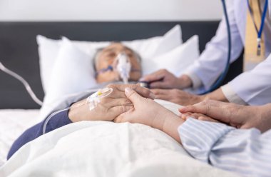 Bir eşin el ele tutuşması, oksijen ve damar içi solüsyonu olan umutsuz yaşlı bir hastayı yatağa yatırması, doktorun ölmekte olan bir hastayı muayene etmesi, palyatif bakım kavramı, yaşam tedavisinin sona ermesi.