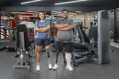 Beden eğitimi kulübünde protez bacaklı, kolları çapraz duran portreler.