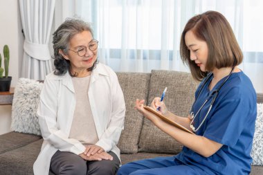 Üst düzey bir kadının konuk hemşireye sağlık görüşmesi yapması, kağıt panonun hasta bilgileri alması, yaşlıların sağlığı, ev bakımı, ev sağlığı bakımı gibi konular. 