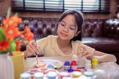 Paskalya kutlaması için yumurta boyayan bir kız. Geleneksel mevsim.