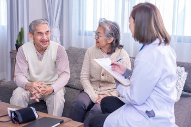 Kıdemli çift üniformalı doktorla konuşuyor. Evrak işleri, yaşlı sağlık hizmetleri, ev bakımı, sağlık sigortası hakkında danışmanlık yapıyor, inceleme yapıyor, bilgi topluyor.