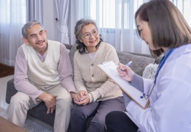 Kıdemli çift üniformalı doktorla konuşuyor. Evrak işleri, yaşlı sağlık hizmetleri, ev bakımı, sağlık sigortası hakkında danışmanlık yapıyor, inceleme yapıyor, bilgi topluyor.