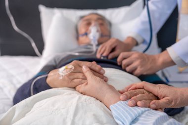 Ailenin el ele tutuşup öldüğü son sınıf hastasının yatakta oksijen ve serum damlattığı, doktorun stetoskop kullanarak kalp atışlarını dinlediği sahne. 