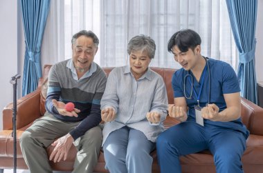 Hemşire ya da fizyoterapist üst düzey ailelere evde sıkma topuyla, tıbbi bakımla, sağlık promosyonuyla, sosyal yardımla, evde sağlık hizmetleriyle el ele tutuşmalarında yardımcı olur. 