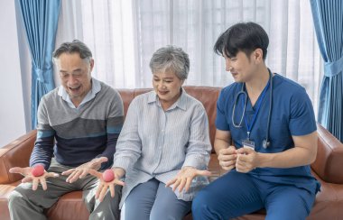 Hemşire ya da fizyoterapist üst düzey ailelere evde sıkma topuyla, tıbbi bakımla, sağlık promosyonuyla, sosyal yardımla, evde sağlık hizmetleriyle el ele tutuşmalarında yardımcı olur. 