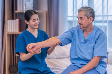 Hasta semptomlarını gözlemlemek için sağlık kontrolü yapılırken bir hemşireyle konuşan kıdemli bir hastanın portresi.