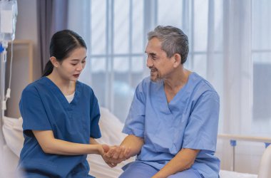 Hasta semptomlarını gözlemlemek için sağlık kontrolü yapılırken bir hemşireyle konuşan kıdemli bir hastanın portresi.