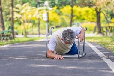 Son sınıf öğrencisi parkta tek başına yürürken yere düşüyor. Kaza, yaşlılarda risk yönetimi.