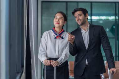 Portre pilotu ve üniformalı adam havaalanı terminalinde işe giderken, hava ulaşımı konsepti, iş havayolları hizmeti, ticari havayolları