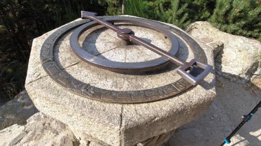 Saat taşı metal ütü dışarıdaki çemberi gösteriyor. 