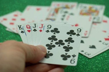 Kart oyunları içinde kumar sembolü şans riski kartları oynar