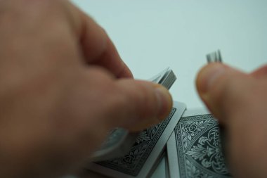 Kart oyunları içinde kumar sembolü şans riski kartları oynar
