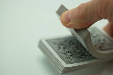 Kart oyunları içinde kumar sembolü şans riski kartları oynar