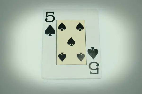 Kart oyunları içinde kumar sembolü şans riski kartları oynar