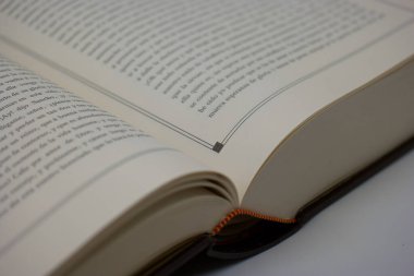 Kitap kağıdı sayfası kapak metni eğitimi okur