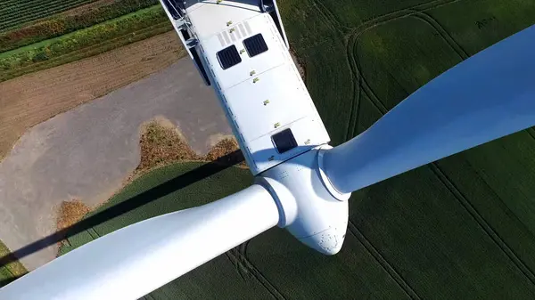 風車エネルギープロペラ装置電力産業風力発電生態系ビューホワイト — ストック写真