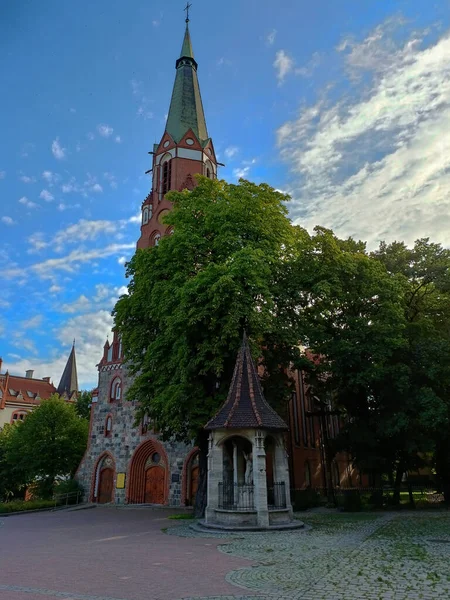 Igreja Religião Cristianismo Torre Campanário Entrada Céu Nuvens Árvore Sopot — Fotografia de Stock