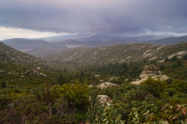 Dağlar doğa manzarası ağaçlar kayalar Navacerrada Madde Taşları sonbahar doğa