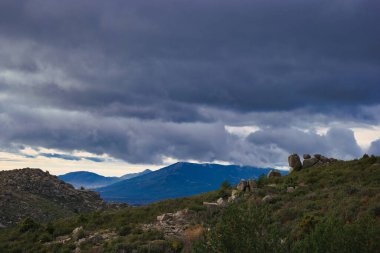 Dağlar doğa manzarası ağaçlar kayalar Navacerrada Madde Taşları sonbahar doğa