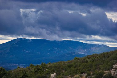 Dağlar doğa manzarası ağaçlar kayalar Navacerrada Madde Taşları sonbahar doğa