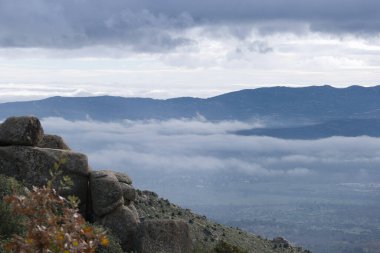 Dağlar doğa manzarası ağaçlar kayalar Navacerrada Madde Taşları sonbahar doğa