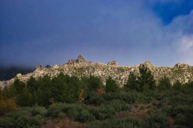 Dağlar doğa manzarası ağaçlar kayalar Navacerrada Madde Taşları sonbahar doğa