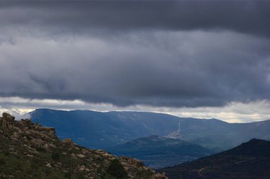 Dağlar doğa manzarası ağaçlar kayalar Navacerrada Madde Taşları sonbahar doğa