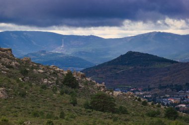 Dağ manzarası doğa manzarası sonbahar yeşili gökyüzü bitki örtüsü