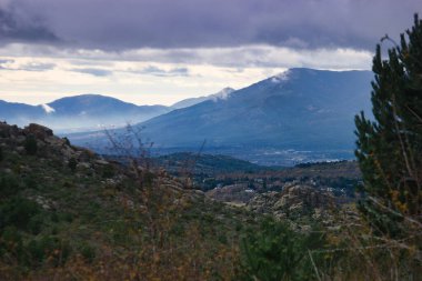 Dağlar doğa manzarası ağaçlar kayalar Navacerrada Madde Taşları sonbahar doğa