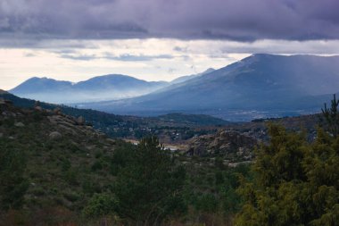 Dağlar doğa manzarası ağaçlar kayalar Navacerrada Madde Taşları sonbahar doğa