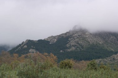 Dağlar doğa manzarası ağaçlar kayalar Navacerrada Madde Taşları sonbahar doğa