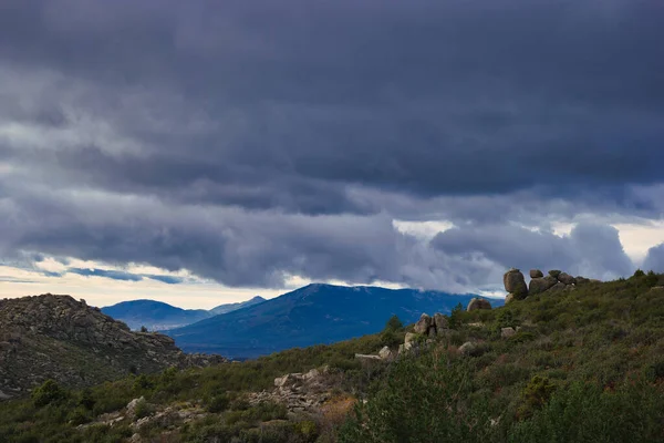 Dağlar doğa manzarası ağaçlar kayalar Navacerrada Madde Taşları sonbahar doğa