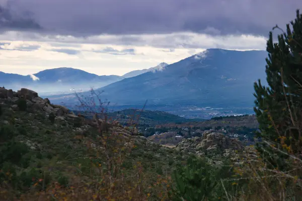 Dağlar doğa manzarası ağaçlar kayalar Navacerrada Madde Taşları sonbahar doğa