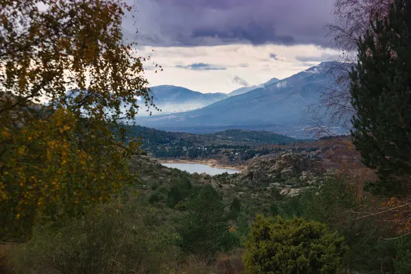 Dağlar doğa manzarası ağaçlar kayalar Navacerrada Madde Taşları sonbahar doğa