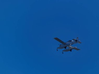 Ulaşım uçağı havacılık uçuşu gökyüzü mavisi küçük sivil kanatlarda süzülür