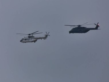 İspanya pervaneleriyle gökyüzüne doğru uçan açık hava helikopterleri kuyruğu yüksek uçan makineler