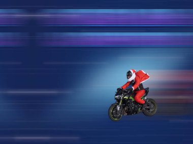 Bulanık Noel Baba, motorlu motosiklet nakliyesi açık havada, arka planda hız tekerlekleri, gidon üstü motosiklet.