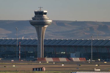 Madrid havaalanındaki kontrol kulesi. Ulaşım teknolojisi. Uçuş havaalanı teknoloji binası.