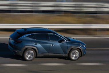 Otoyol taşımacılığındaki yolcu vagonu hareket bulanıklığı tekerlekleri modern araç Bokeh