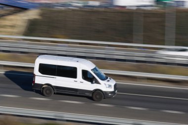 Otoyol taşımacılığındaki yolcu vagonu hareket bulanıklığı tekerlekleri modern araç Bokeh