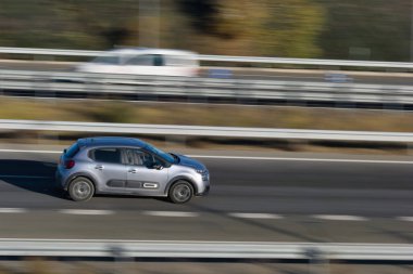 Otoyol taşımacılığındaki yolcu vagonu hareket bulanıklığı tekerlekleri modern araç Bokeh