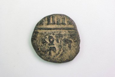 Beyaz arka planda eski madeni para, arka planda tarihi metal nümismatikler İspanyolca yuvarlak hobi topluyor.