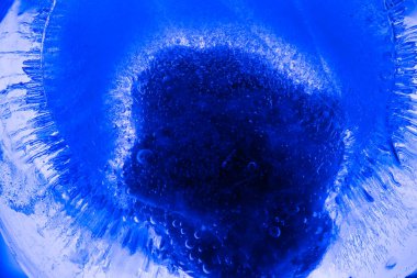 Buz renginde donmuş su buz hava kabarcıkları soyutlama güzel arkaplan deseni şeffaf görüntü