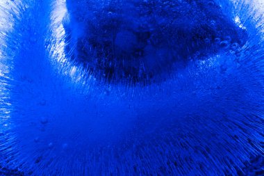 Buz renginde donmuş su buz hava kabarcıkları soyutlama güzel arkaplan deseni şeffaf görüntü