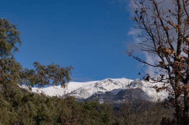 ...İspanya 'da Madrid yakınlarındaki Sierra de Guadarrama dağ sırasının manzarası.