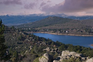 ...İspanya 'da Madrid yakınlarındaki Sierra de Guadarrama dağ sırasının manzarası.